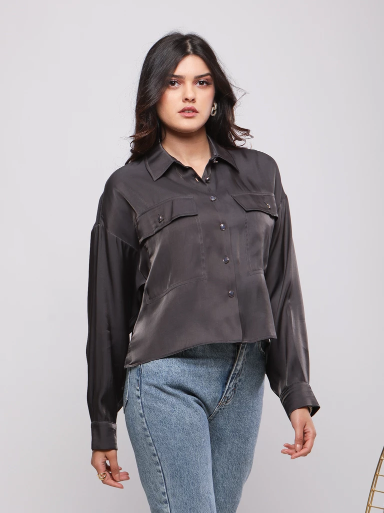 CHEMISE CROPPED À POCHES POITRINE