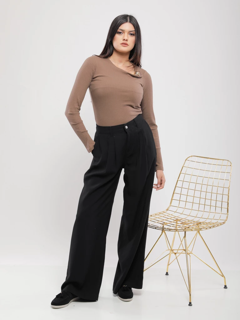 T-SHIRT EN MAILLE CÔTELÉE AVEC DÉTAIL MÉTALLIQUE