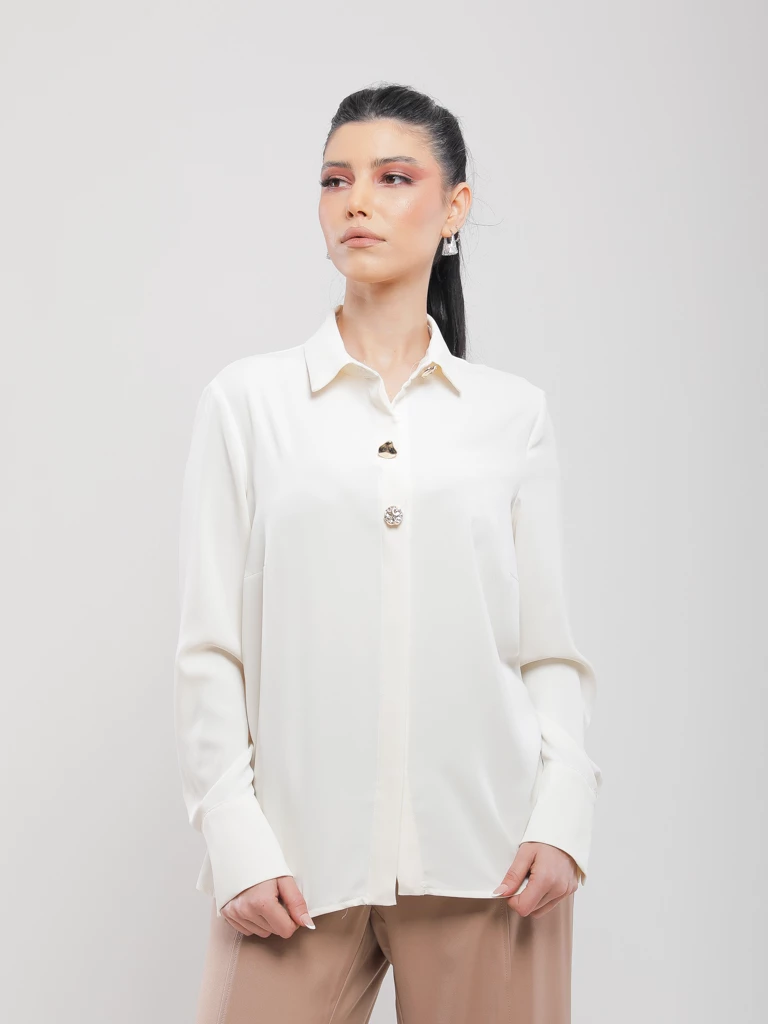 CHEMISE EN TISSU FLUIDE DOTÉE DE TROIS BOUTONS DORÉS