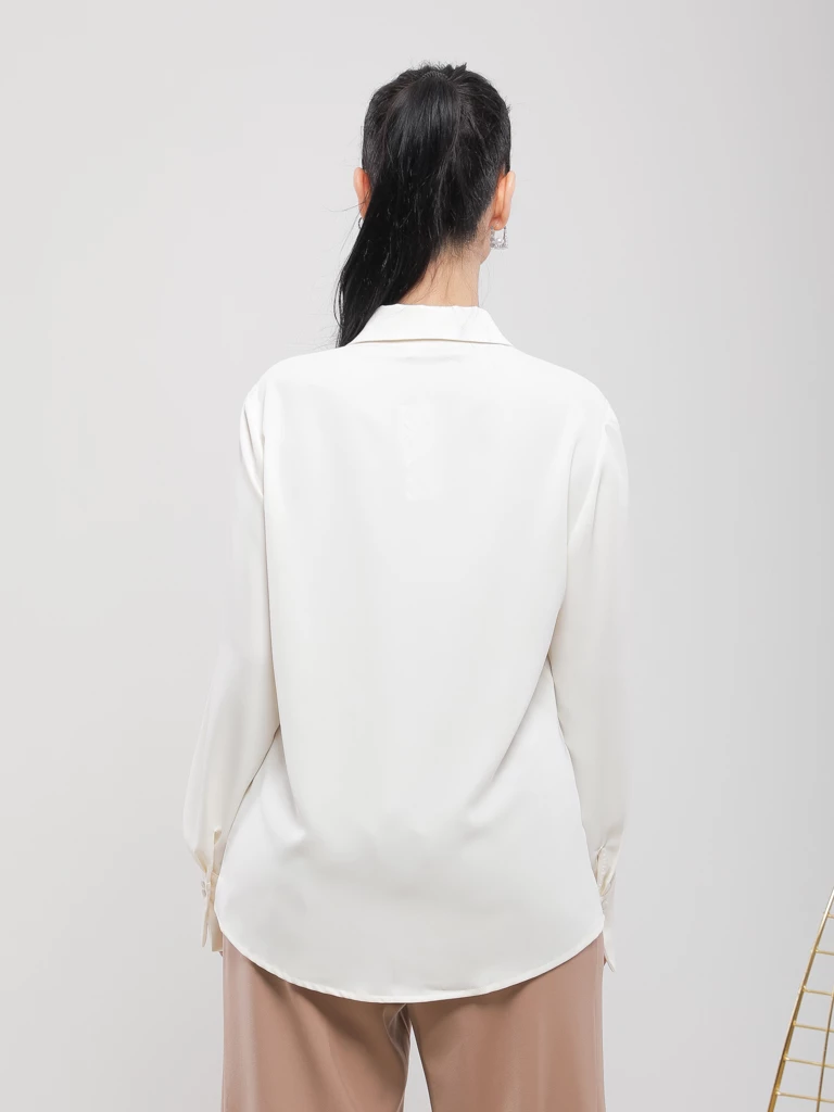 CHEMISE EN TISSU FLUIDE DOTÉE DE TROIS BOUTONS DORÉS