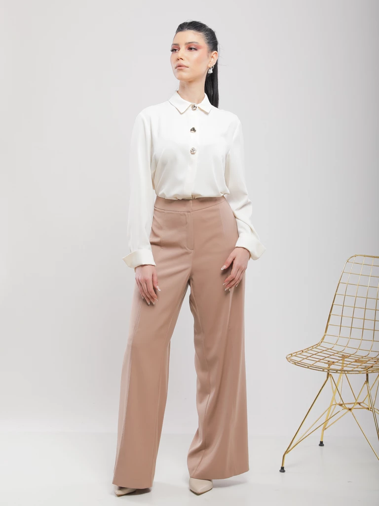 CHEMISE EN TISSU FLUIDE DOTÉE DE TROIS BOUTONS DORÉS