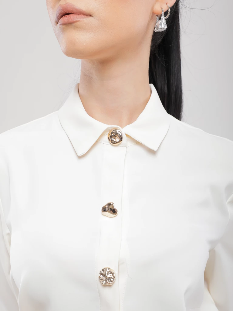 CHEMISE EN TISSU FLUIDE DOTÉE DE TROIS BOUTONS DORÉS