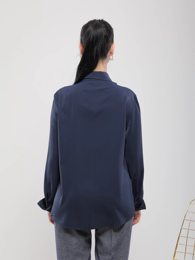 CHEMISE EN TISSU FLUIDE DOTÉE DE TROIS BOUTONS DORÉS