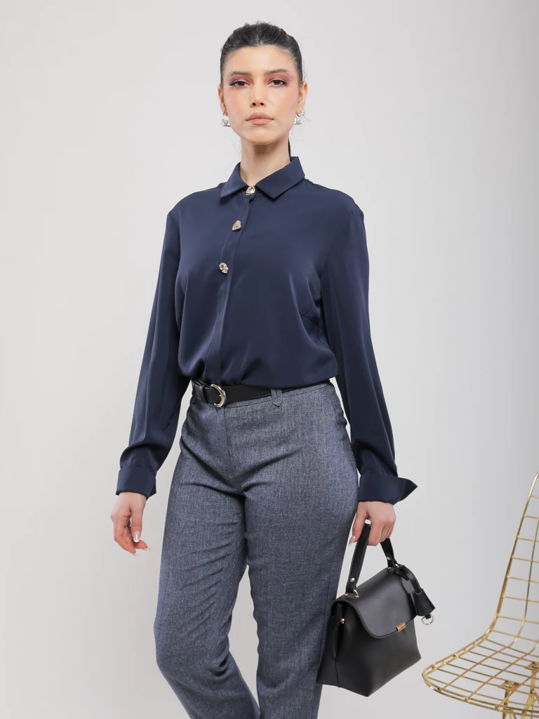 CHEMISE EN TISSU FLUIDE DOTÉE DE TROIS BOUTONS DORÉS