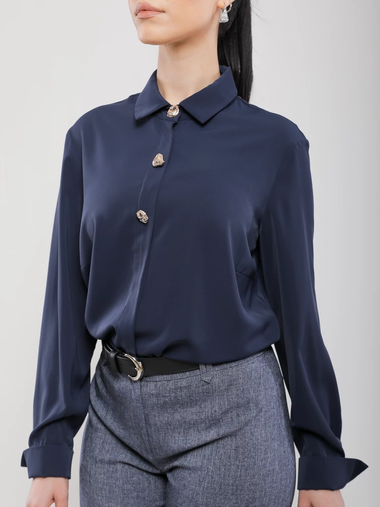 CHEMISE EN TISSU FLUIDE DOTÉE DE TROIS BOUTONS DORÉS