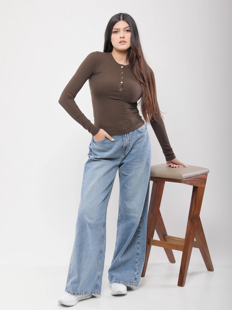 T-SHIRT EN MAILLE AVEC BOUTONS DORÉS