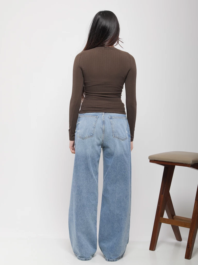 T-SHIRT EN MAILLE AVEC BOUTONS DORÉS