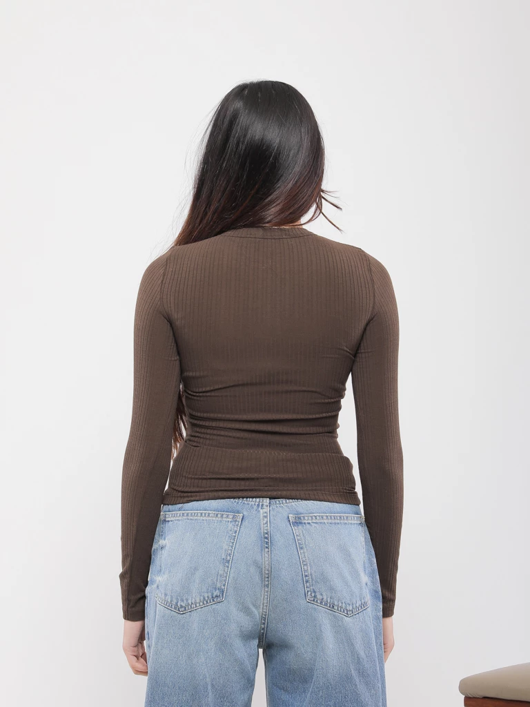 T-SHIRT EN MAILLE AVEC BOUTONS DORÉS