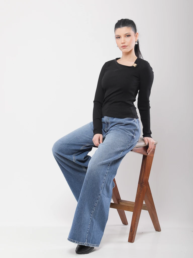 T-SHIRT EN MAILLE CÔTELÉE AVEC DÉTAIL MÉTALLIQUE