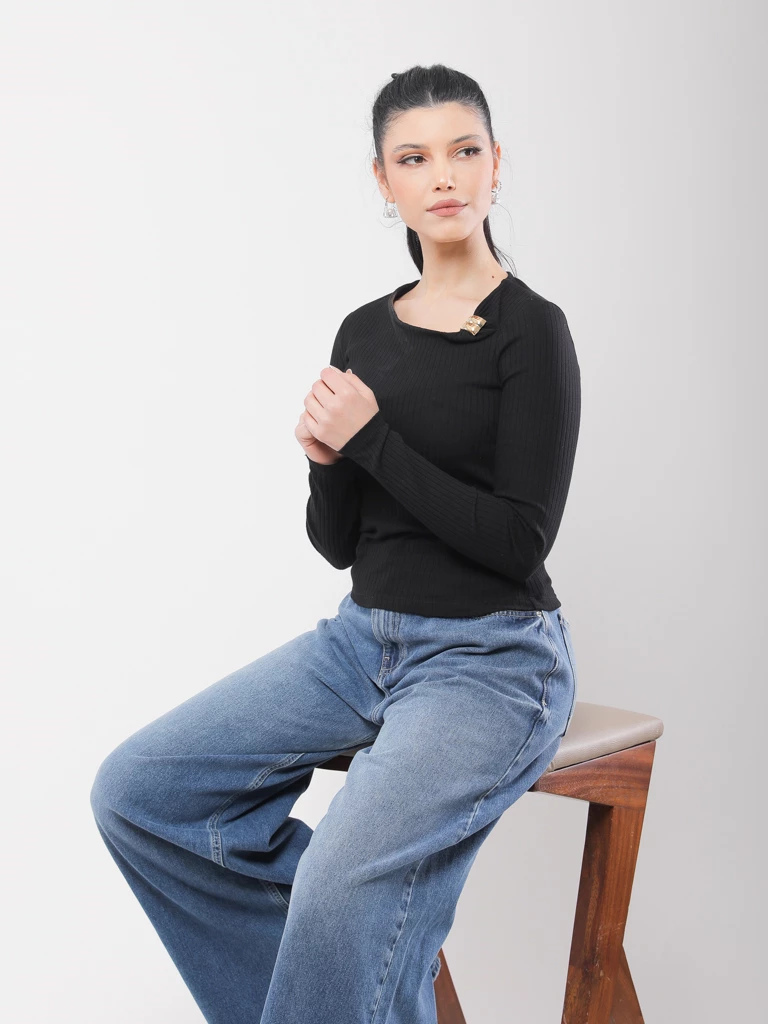 T-SHIRT EN MAILLE CÔTELÉE AVEC DÉTAIL MÉTALLIQUE