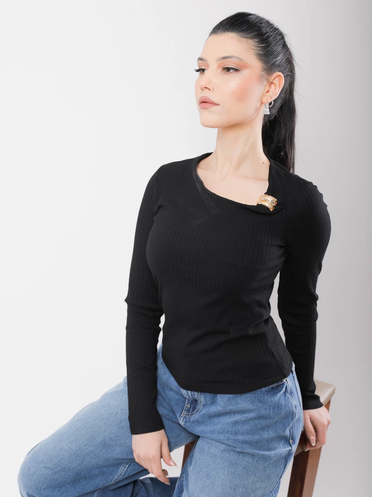 T-SHIRT EN MAILLE CÔTELÉE AVEC DÉTAIL MÉTALLIQUE