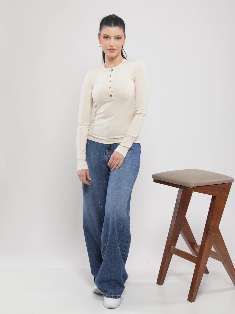 T-SHIRT EN MAILLE AVEC BOUTONS DORÉS