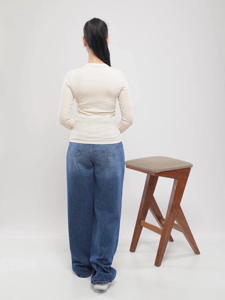 T-SHIRT EN MAILLE AVEC BOUTONS DORÉS