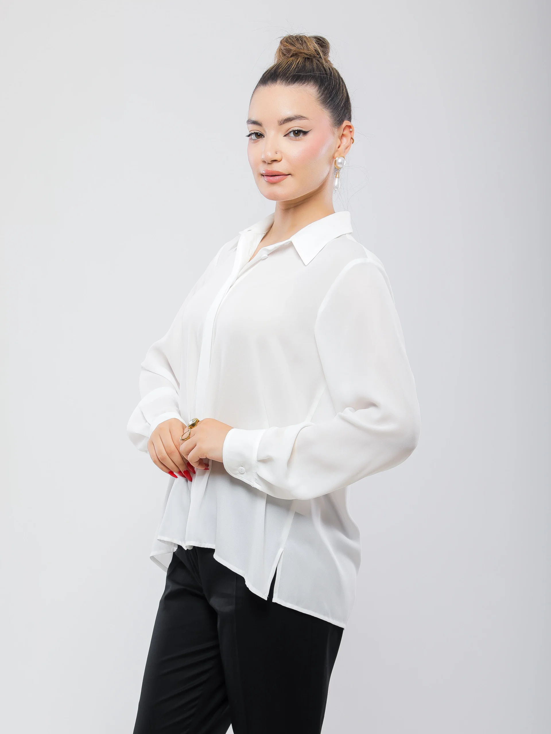CHEMISE ÉLÉGANTE À BOUTONS DISSIMULÉS