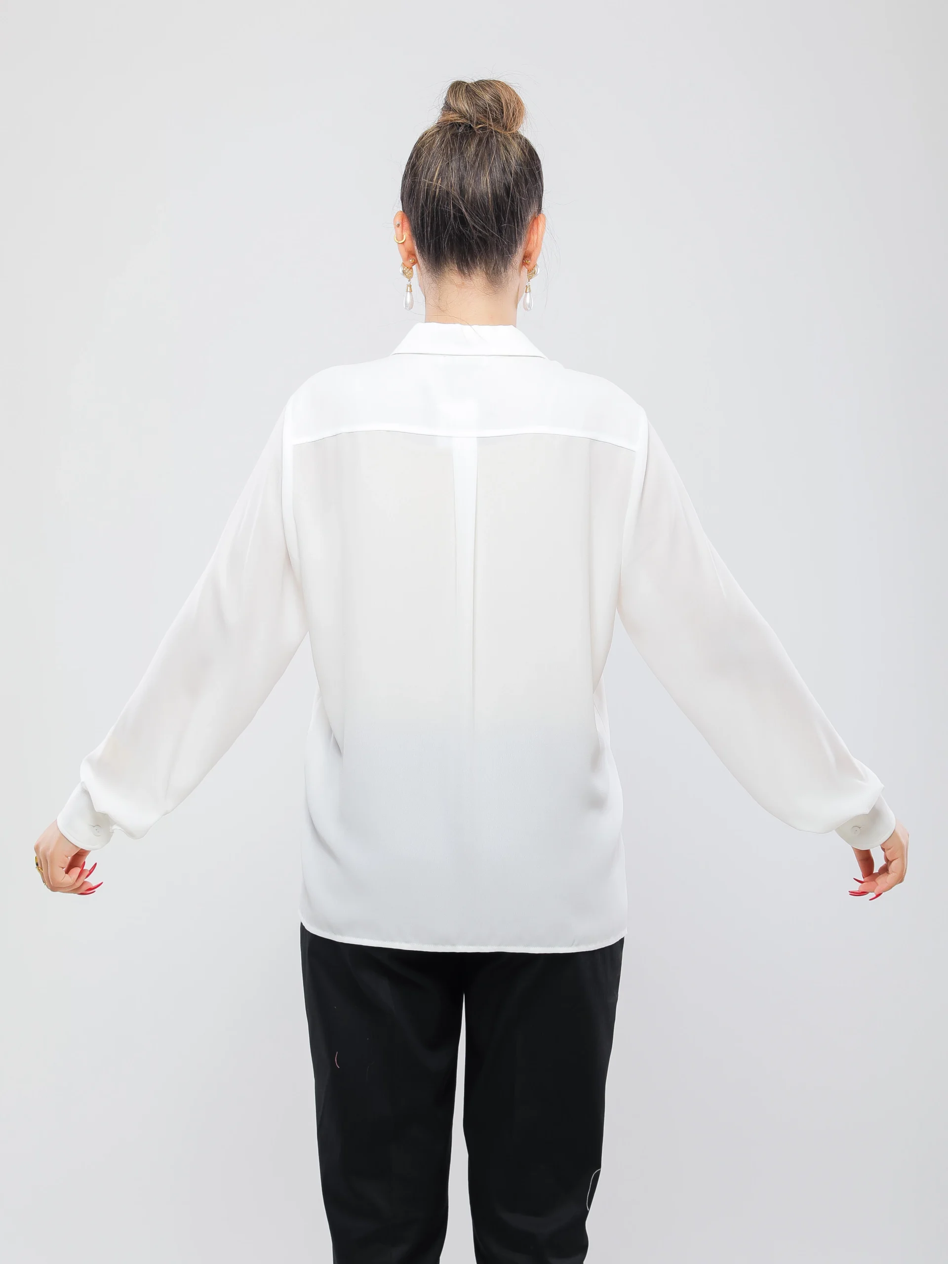 CHEMISE ÉLÉGANTE À BOUTONS DISSIMULÉS