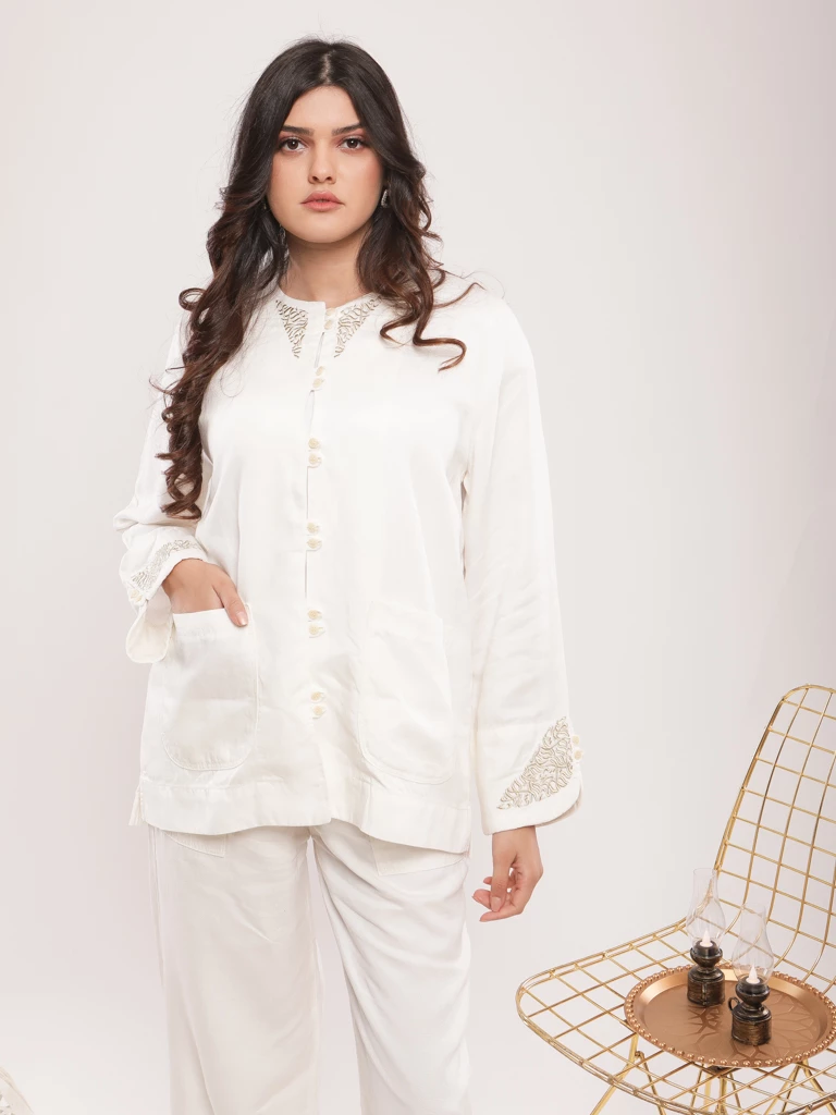 KIMONO COURT FLUIDE ET RAFFINÉ À MOTIFS SUBTILS