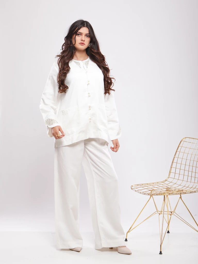 KIMONO COURT FLUIDE ET RAFFINÉ À MOTIFS SUBTILS