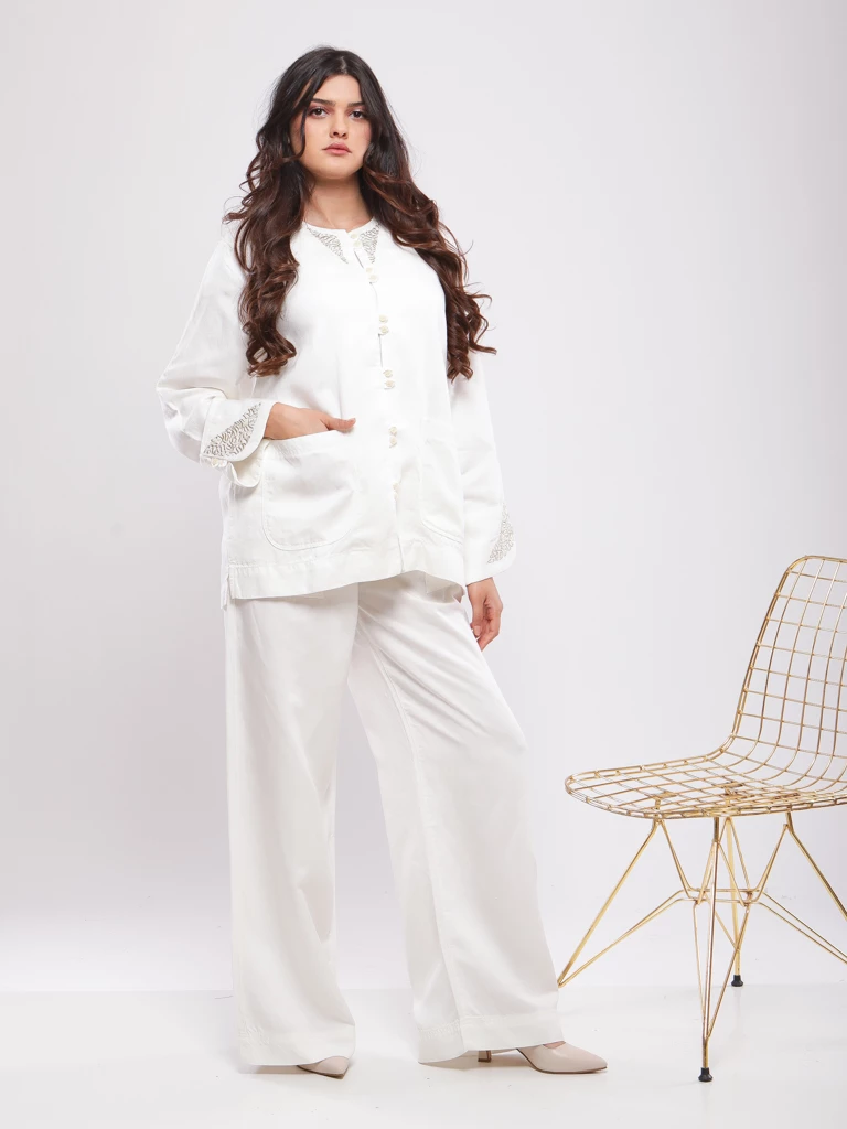 KIMONO COURT FLUIDE ET RAFFINÉ À MOTIFS SUBTILS