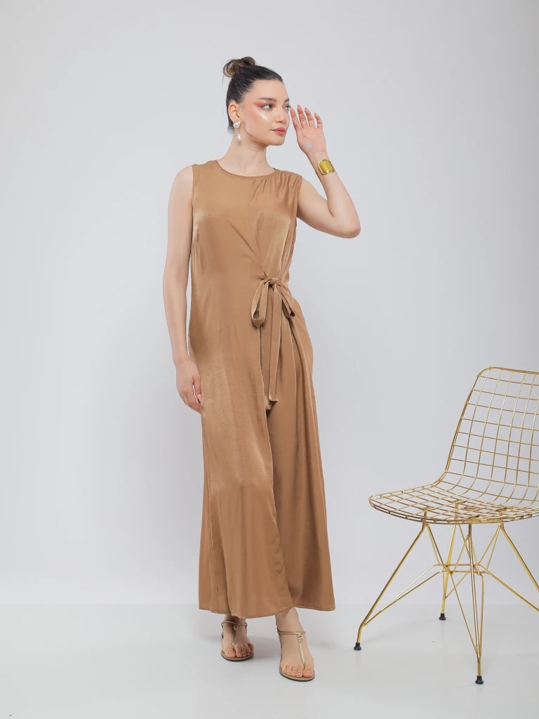 ROBE LONGUE À NŒUD SUR LE DEVANT