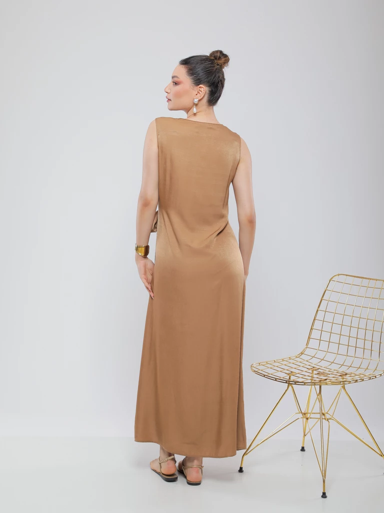 ROBE LONGUE À NŒUD SUR LE DEVANT