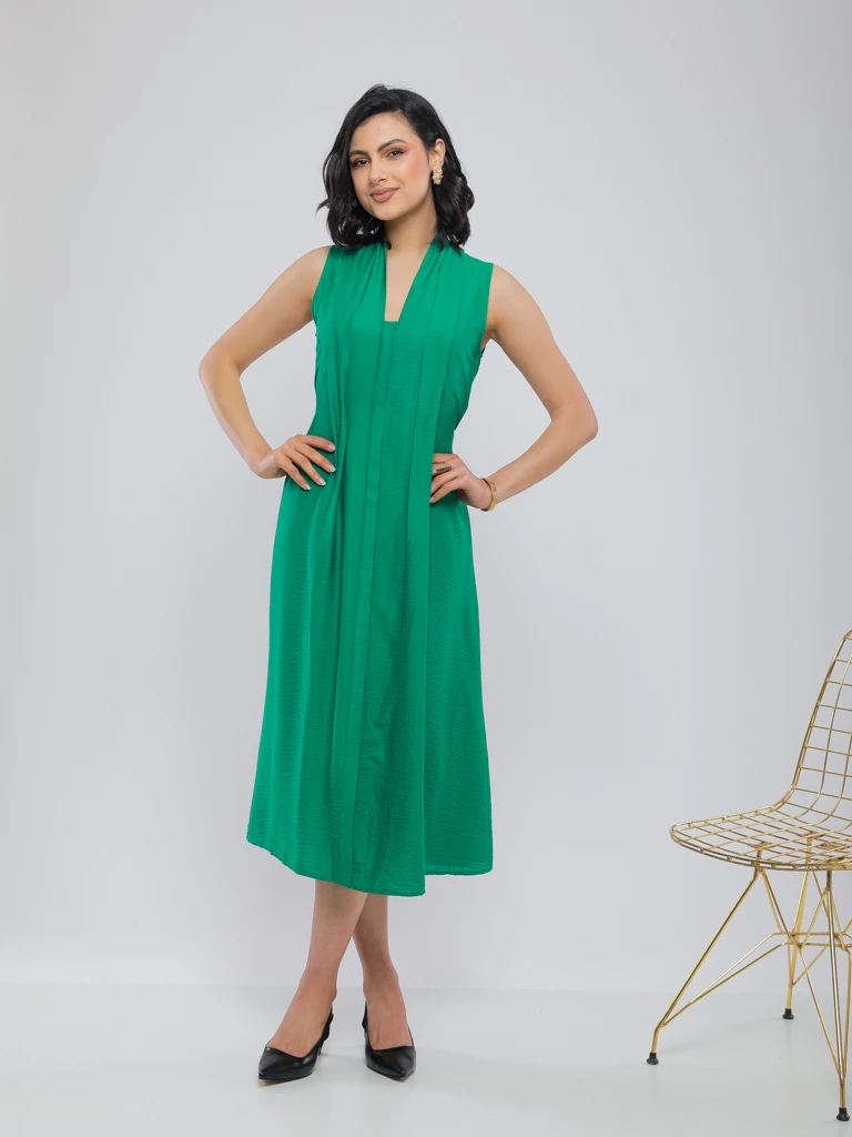 ROBE MIDI SANS MANCHES À PLIS ET CEINTURE