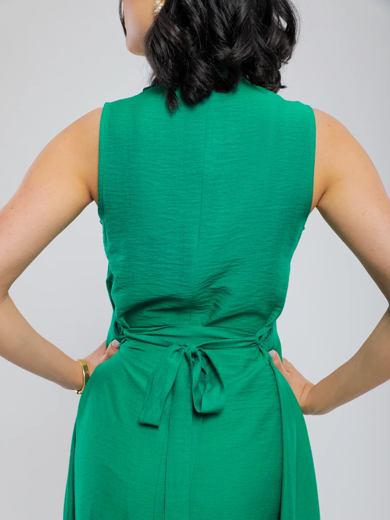 ROBE MIDI SANS MANCHES À PLIS ET CEINTURE