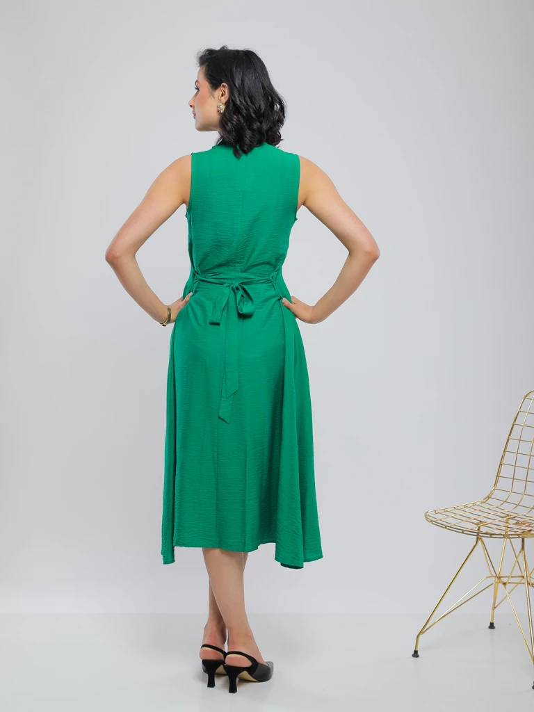 ROBE MIDI SANS MANCHES À PLIS ET CEINTURE