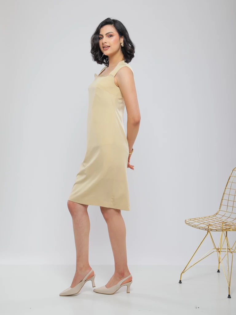 ROBE MIDI À ENCOLURE BIJOU FESTONNÉE