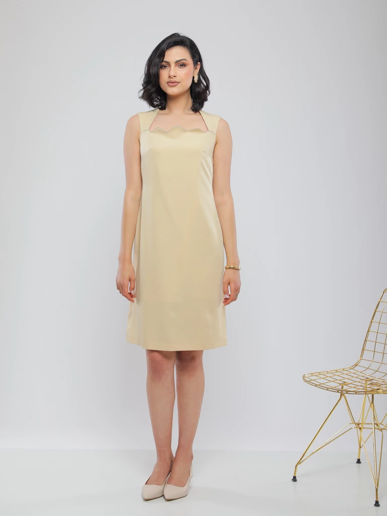 ROBE MIDI À ENCOLURE BIJOU FESTONNÉE