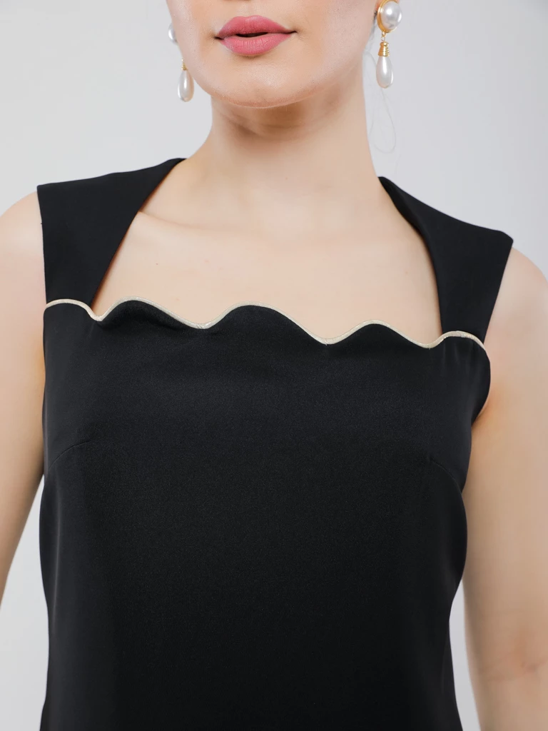 ROBE MIDI À ENCOLURE BIJOU FESTONNÉE