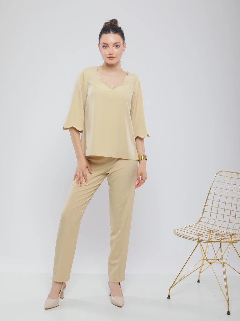 BLOUSE COURTE À BORDURES FESTONNÉES
