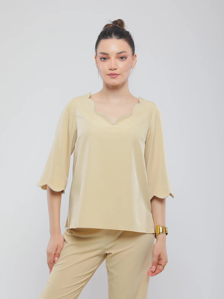 BLOUSE COURTE À BORDURES FESTONNÉES