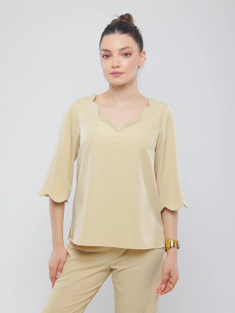 BLOUSE COURTE À BORDURES FESTONNÉES