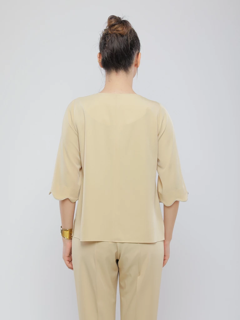 BLOUSE COURTE À BORDURES FESTONNÉES
