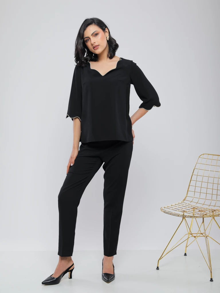 BLOUSE COURTE À BORDURES FESTONNÉES
