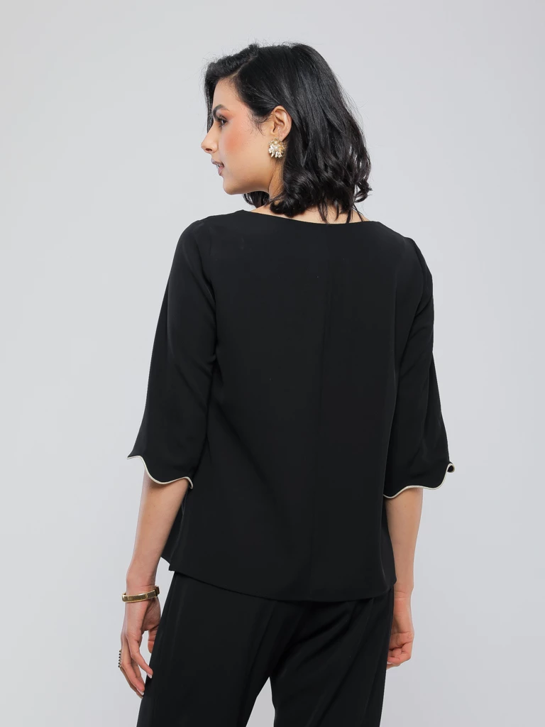 BLOUSE COURTE À BORDURES FESTONNÉES