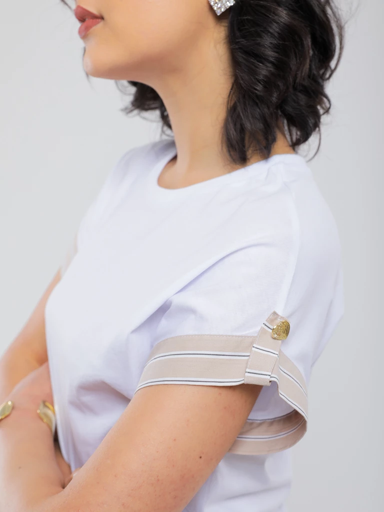 T-SHIRT À MANCHES COURTES AVEC REVERS RAYÉS