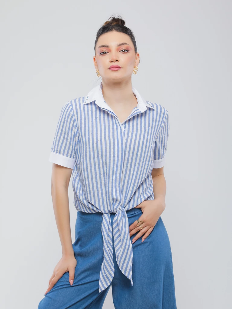 CHEMISE ESTIVALE À BAS NOUÉ ET REVERS AUX MANCHES