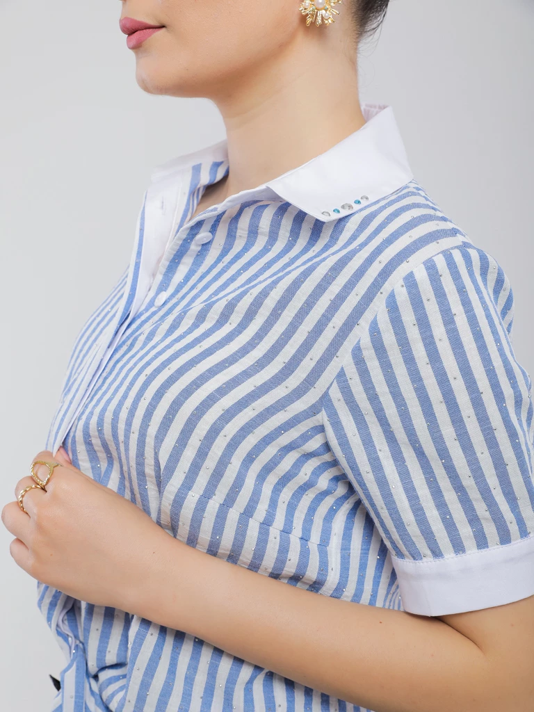 CHEMISE ESTIVALE À BAS NOUÉ ET REVERS AUX MANCHES