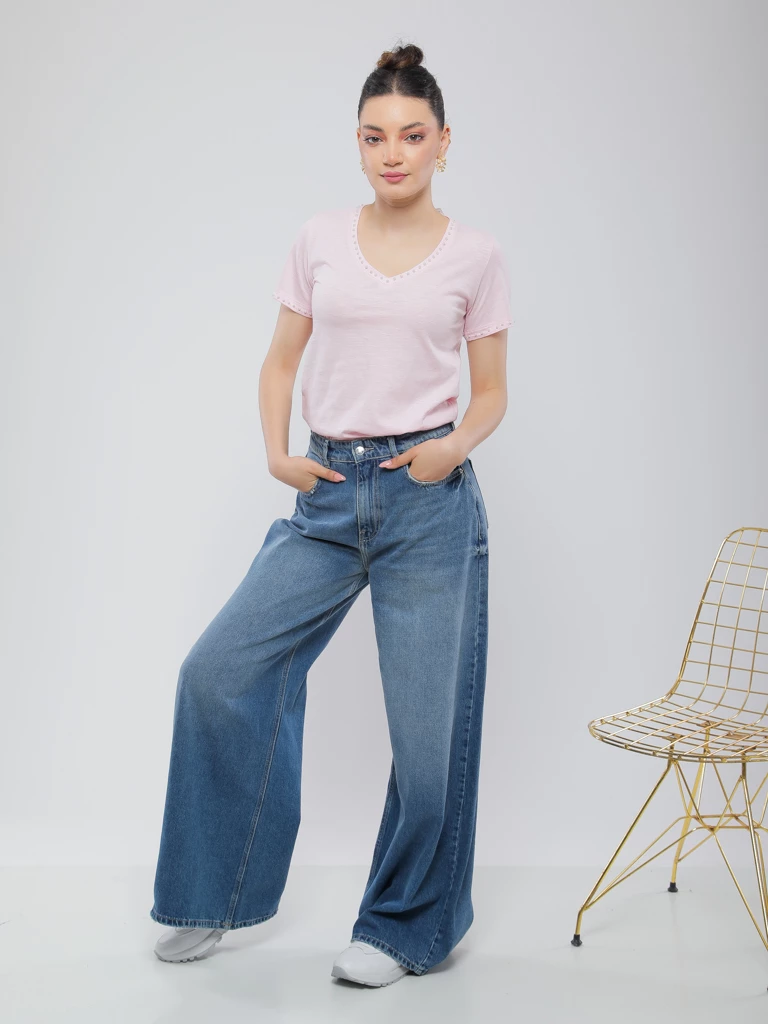 T-SHIRT COTON À COL EN V ET DÉTAILS PERLÉS