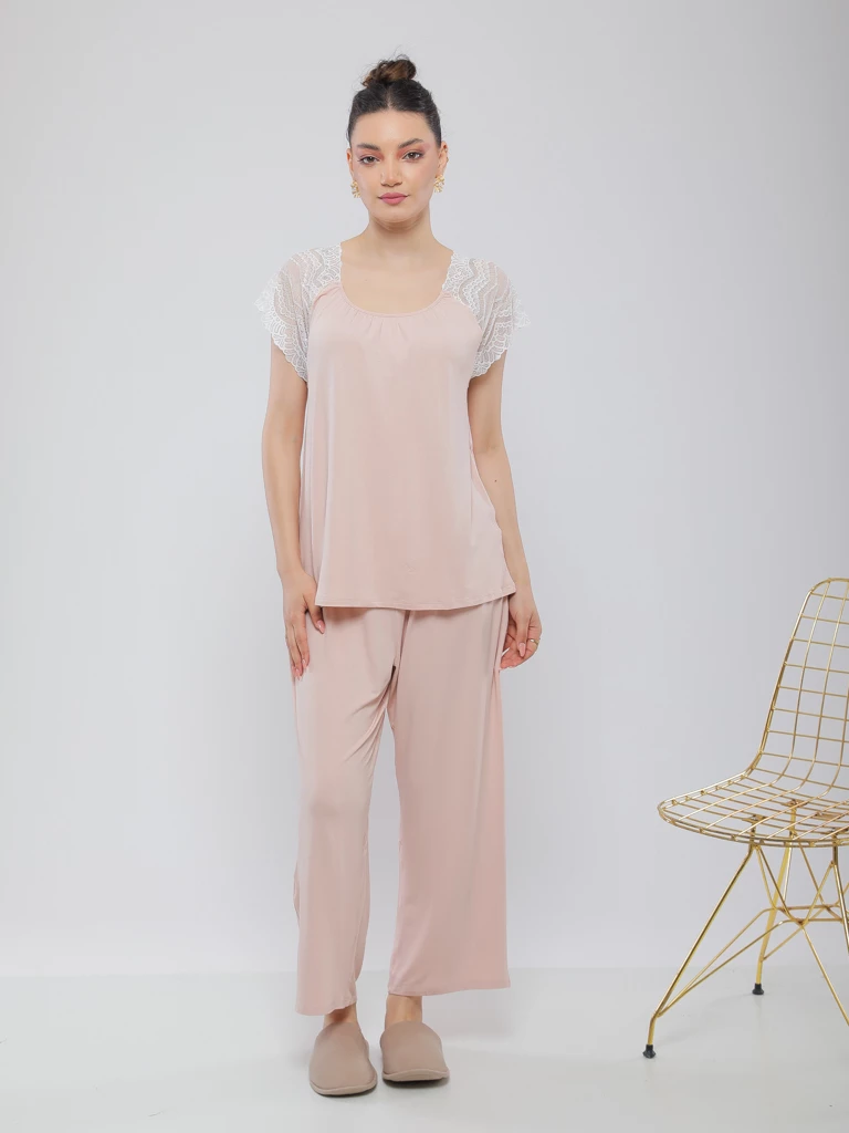 PYJAMA AVEC FINITION EN DENTELLE AUX EPAULES