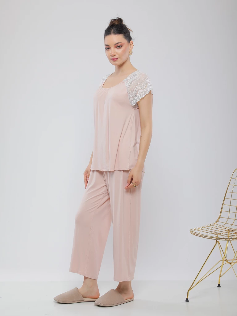 PYJAMA AVEC FINITION EN DENTELLE AUX EPAULES