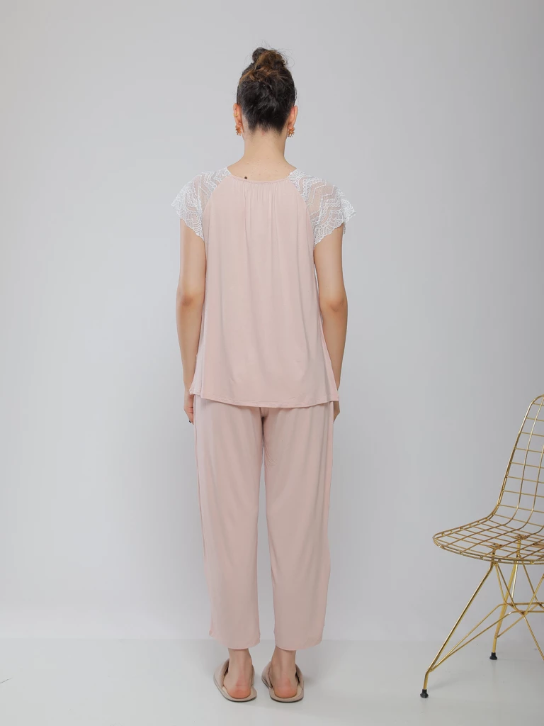 PYJAMA AVEC FINITION EN DENTELLE AUX EPAULES