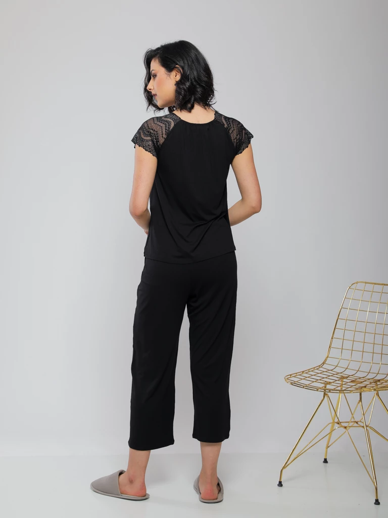 PYJAMA AVEC FINITION EN DENTELLE AUX EPAULES