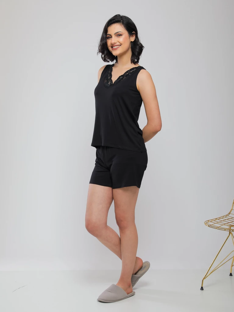 PYJAMA-SHORT ELEGANT AVEC FINITION DENTELLE AU COL