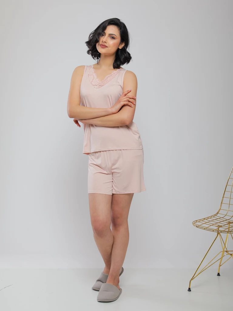 PYJAMA-SHORT ELEGANT AVEC FINITION DENTELLE AU COL
