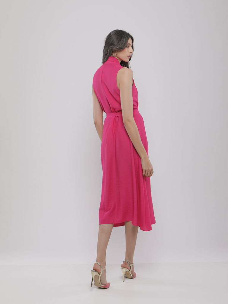 ROBE MIDI SANS MANCHES À PLIS ET CEINTURE