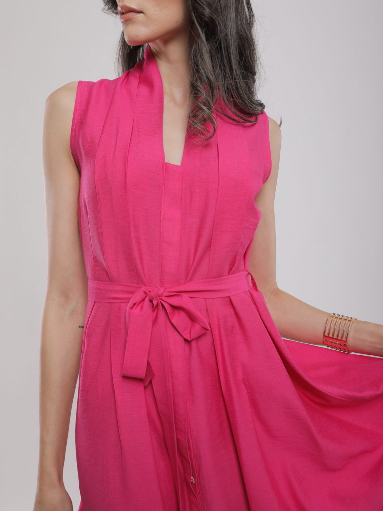 ROBE MIDI SANS MANCHES À PLIS ET CEINTURE
