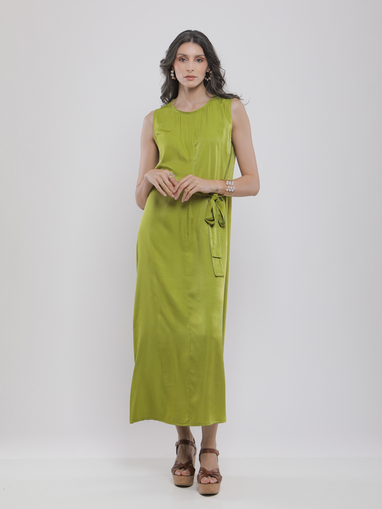 ROBE LONGUE À NŒUD SUR LE DEVANT