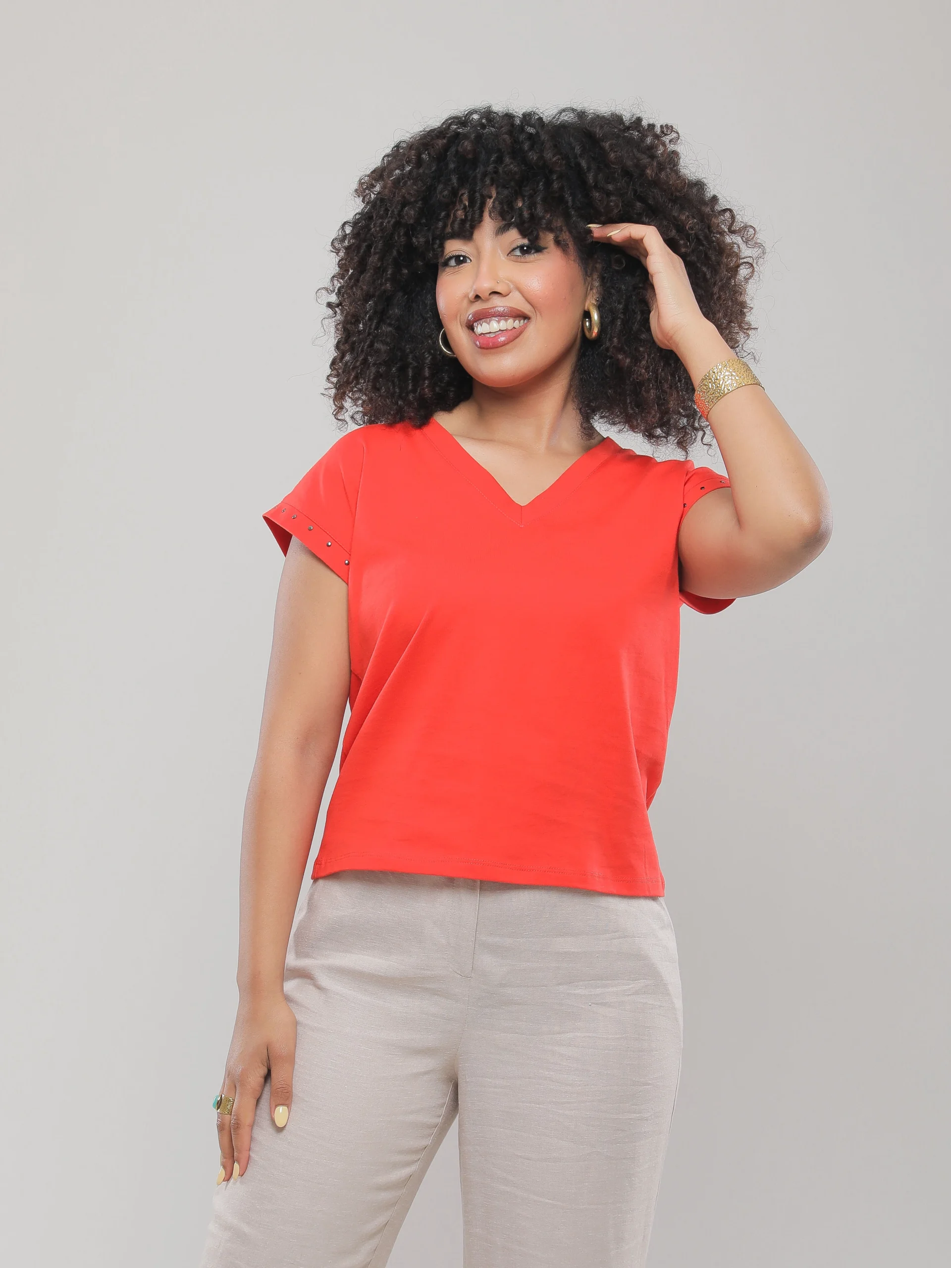 T-SHIRT À COL V AVEC CLOUS DÉCORATIFS
